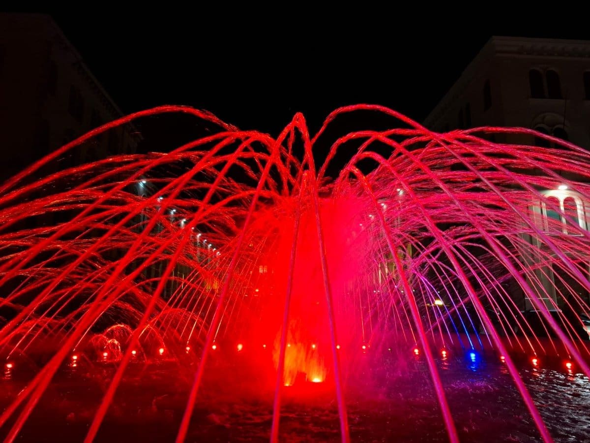 Obnovljena fontana na splitskoj Rivi zasjala u punom sjaju