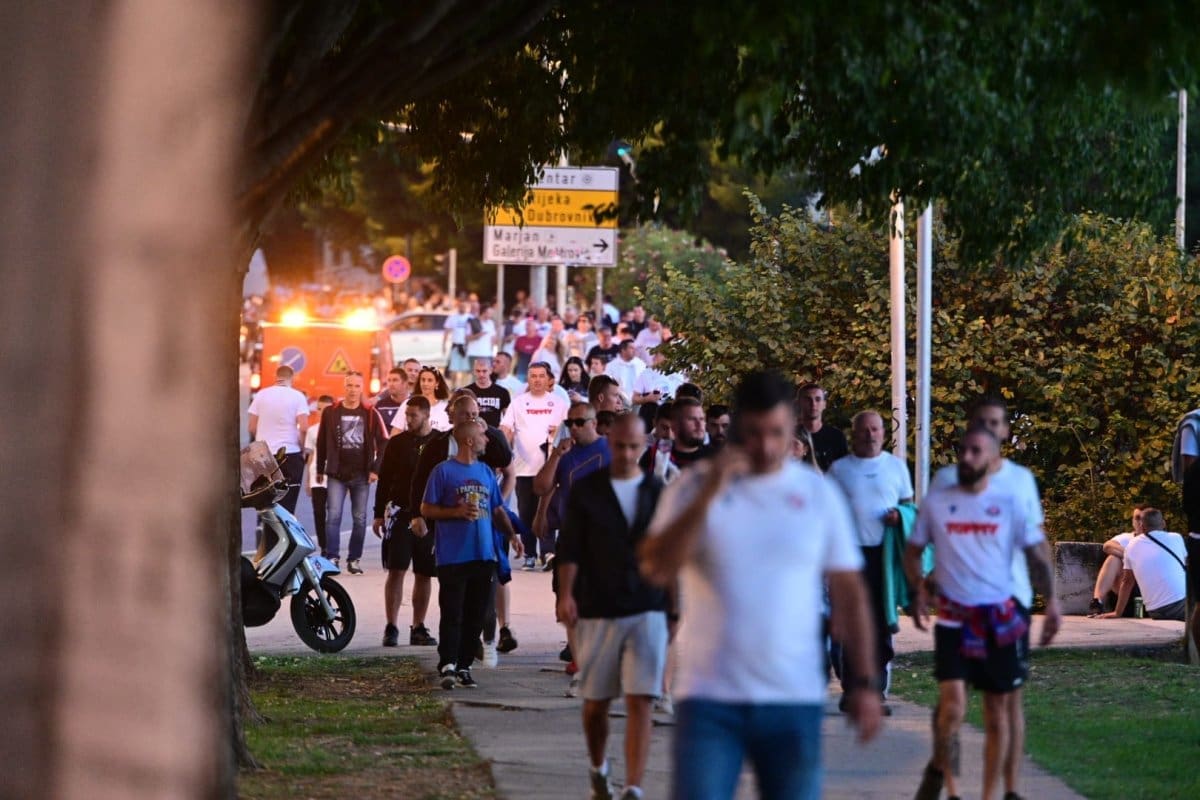 Bijela vojska na Poljudu: Svi prilazi stadionu puni su navijača, pogledajte na koga smo sve naišli