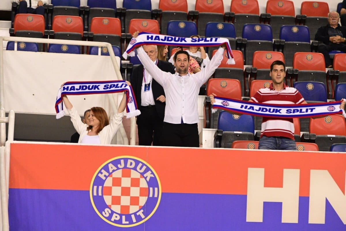 Velik broj navijača prati Bijele danas. Pred početak utakmice pozdravili su osvajače odličja na Paraolimpijskim igrama u Parizu