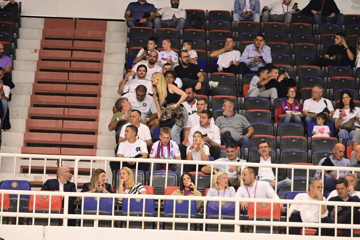 I one su tu: Bolje polovice Livaje i Rakitića privukle pažnju ekipe na Poljudu