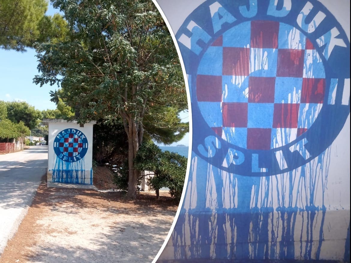 Prizor iz Dalmacije. Netko je plavom bojom prelio grb Hajduka