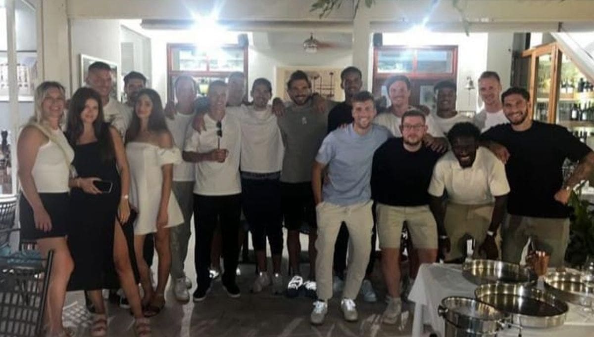 Najemotivnija timska fotografija HSV-a: Velika gesta igrača i članova osoblja