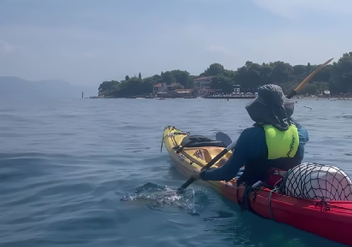 Splićani satima kajacima putovali do Brača. Bilo je prevruće, a približio im se i jedan trajekt...