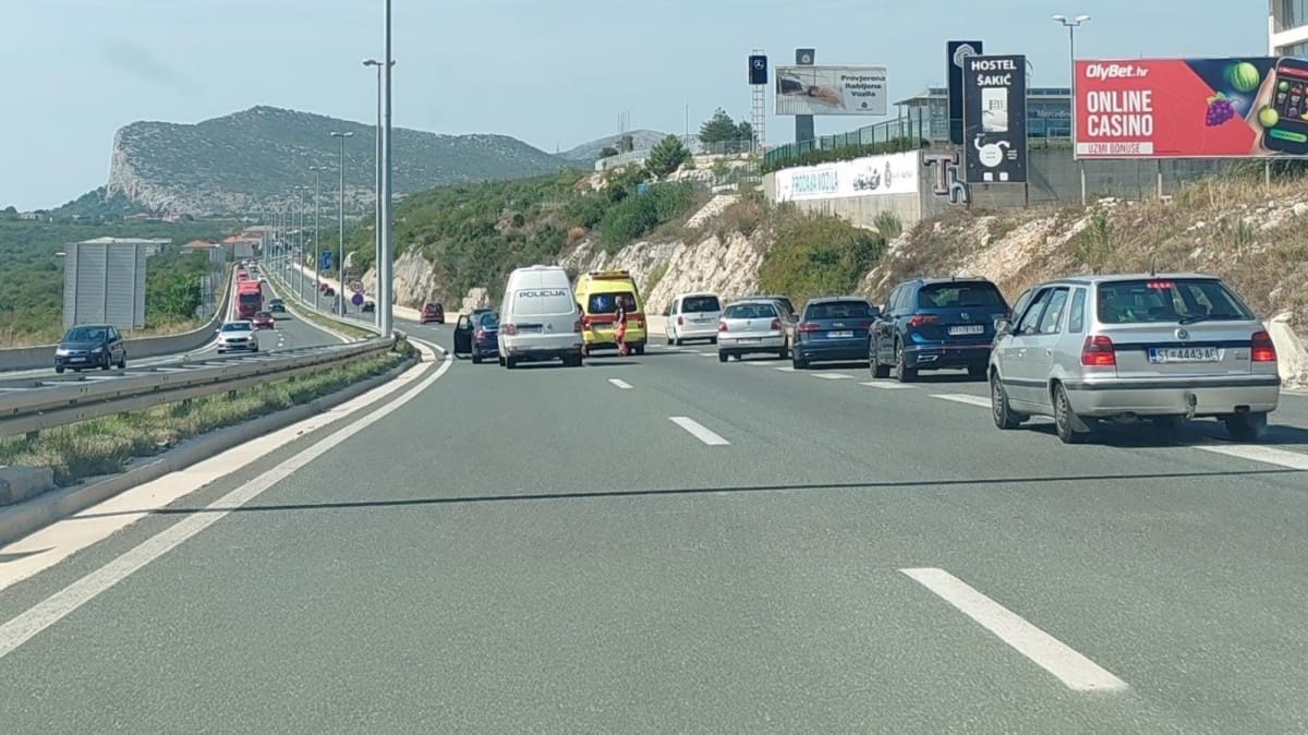 Teška prometna nesreća kod Splita, jedna osoba ozlijeđena. Policija traži očevice