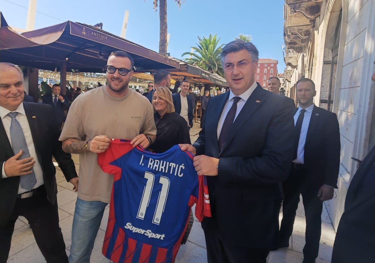 NE IDE KUĆI PRAZNIH RUKU Plenković u Splitu dobio Rakitićev dres s utakmice na Rujevici, evo tko mu ga je poklonio