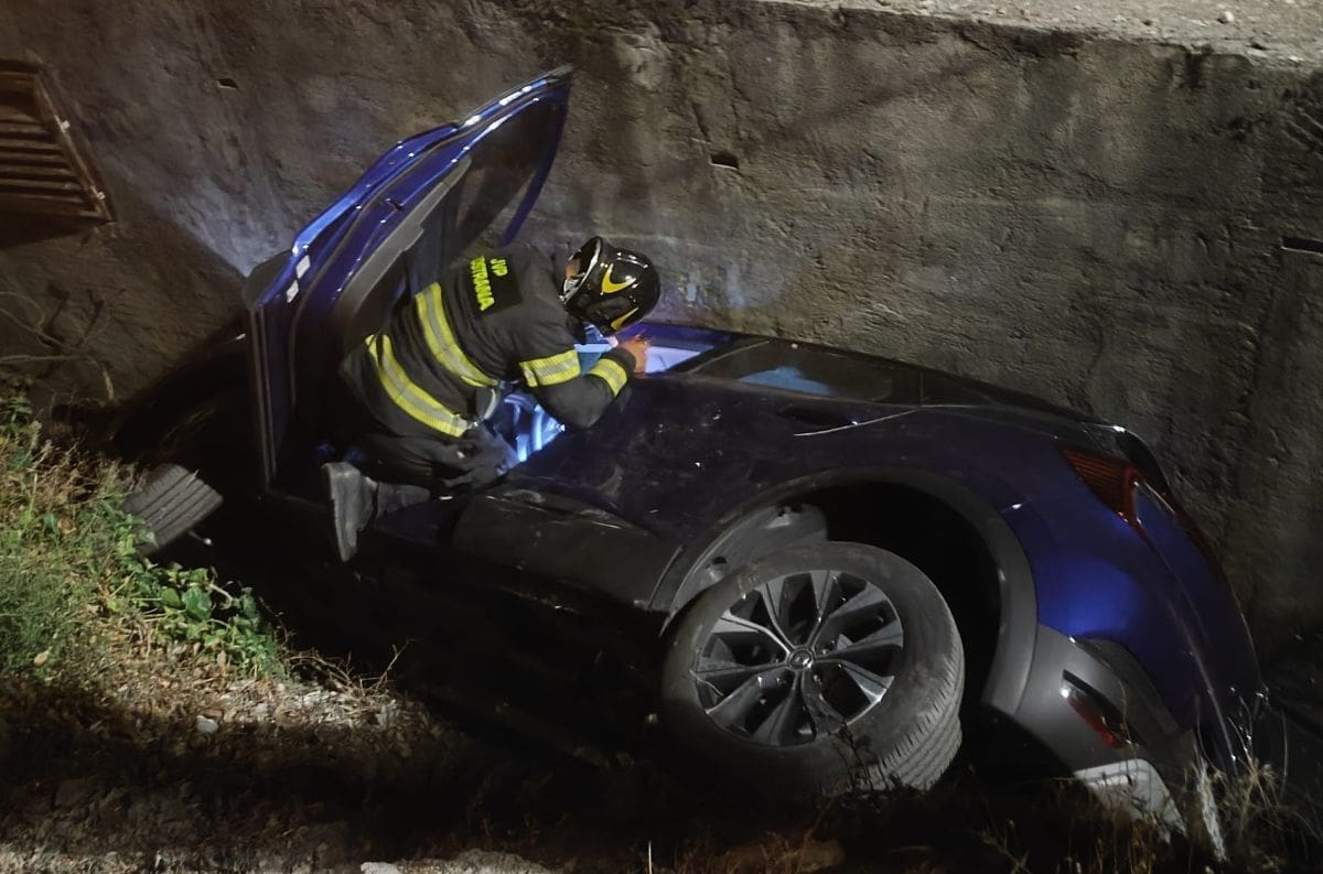 Teška nesreća u Gornjoj Podstrani, automobil s četvero ljudi sletio s ceste