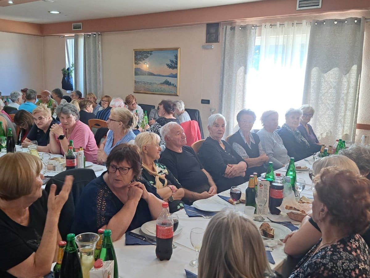 Umirovljenici s područja SDŽ družili se u Potravlju, evo tko je najbolji u kartama, pikadu, balotama i potezanju konopa