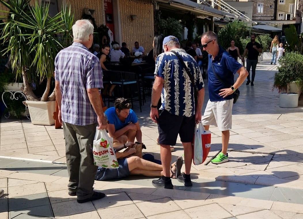 PRKIĆ "Žena je pala zbog ulegnutog šahta u Marmontovoj. Dnevna dozo splitskog nereda, uskrsni i pomozi!"