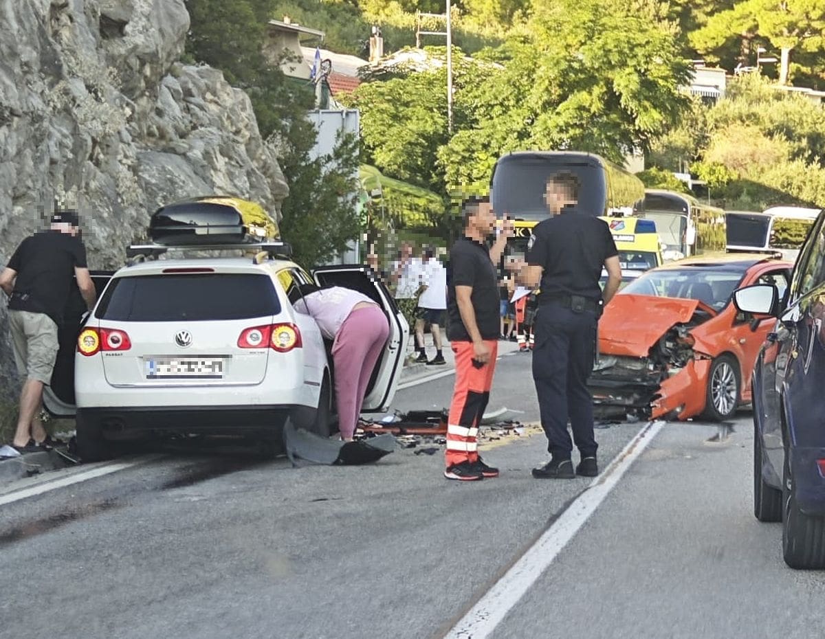 Ružni prizori na mjestu nesreće: Sudar dvaju automobila na makarskom području, dvije osobe ozlijeđene