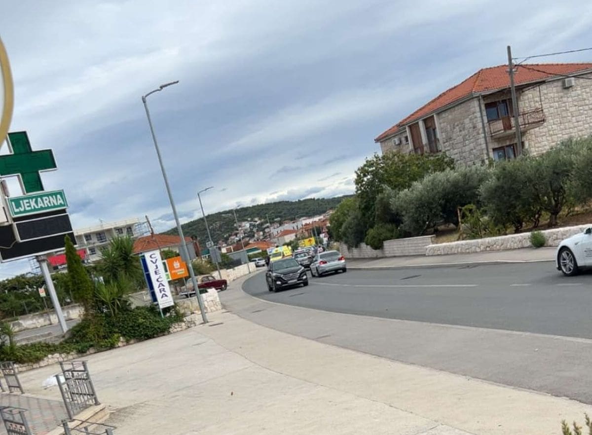 Sudarili se auto i motocikl u Segetu Donjem, jedna osoba prevezena u splitsku bolnicu