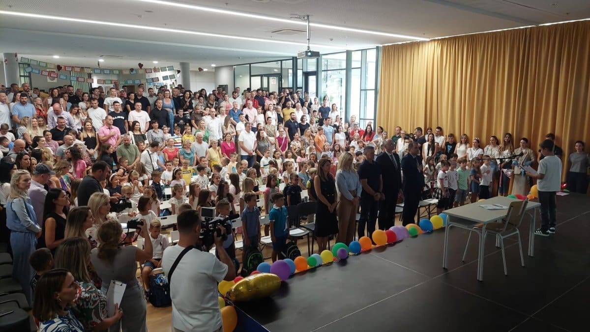 Puljak posjetio OŠ "Žnjan - Pazdigrad" za prvi dan nastave. Na početku predstave za prvašiće intonirana himna