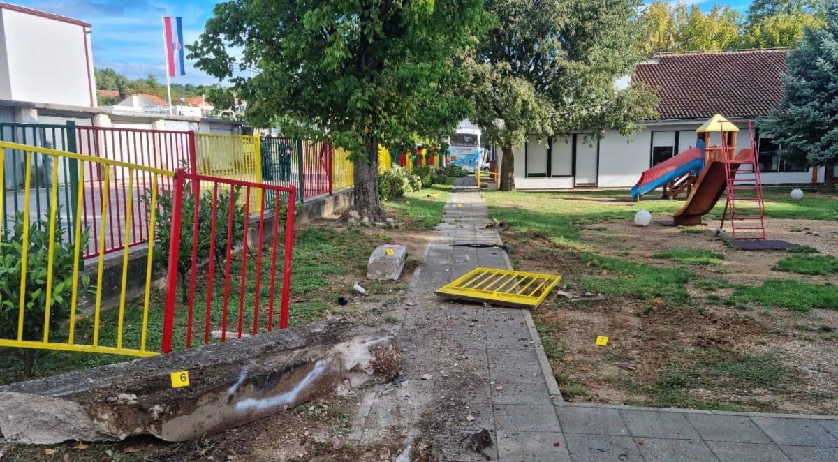 TEŠKA NESREĆA U SINJU Vozač školskog autobusa izgubio nadzor i pokupio auta u dvorištu vrtića