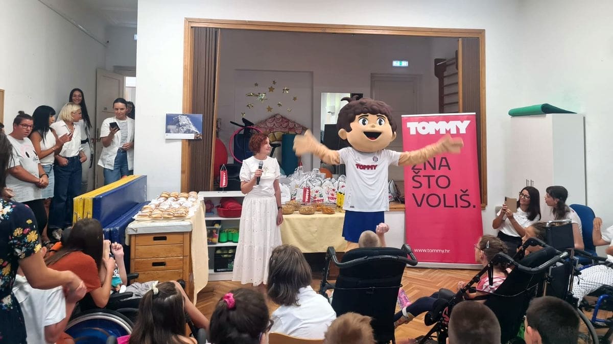 Prvi je dan škole, a djecu iz Slave Raškaj posjetio je poseban gost: "Sigurna sam da će im ovo ostati zauvijek u sjećanju"