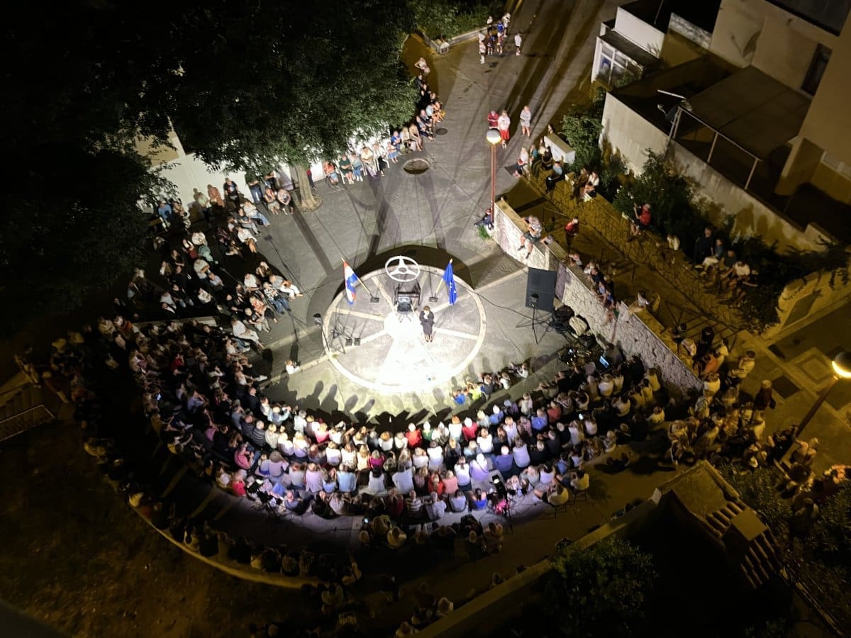 Predivna večer na Merojaku: Održana predstava Vla Vla Vlajland Cabaret