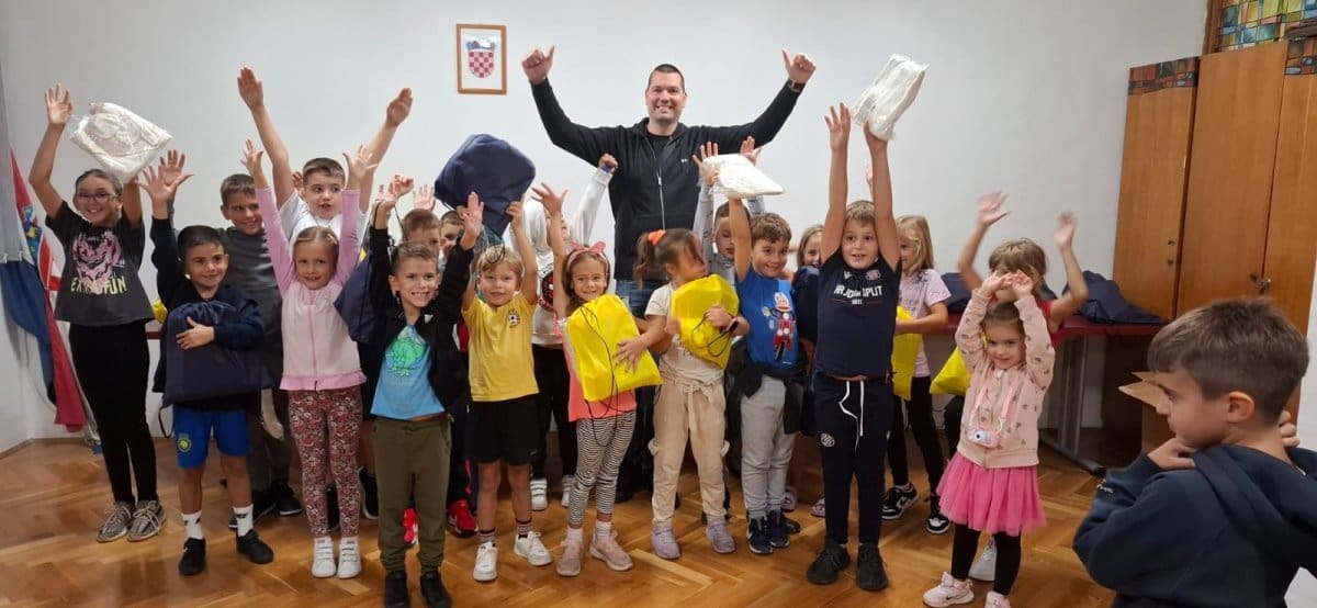 Prvašići s Plokita dobili poklone za što bezbrižniji početak školske godine