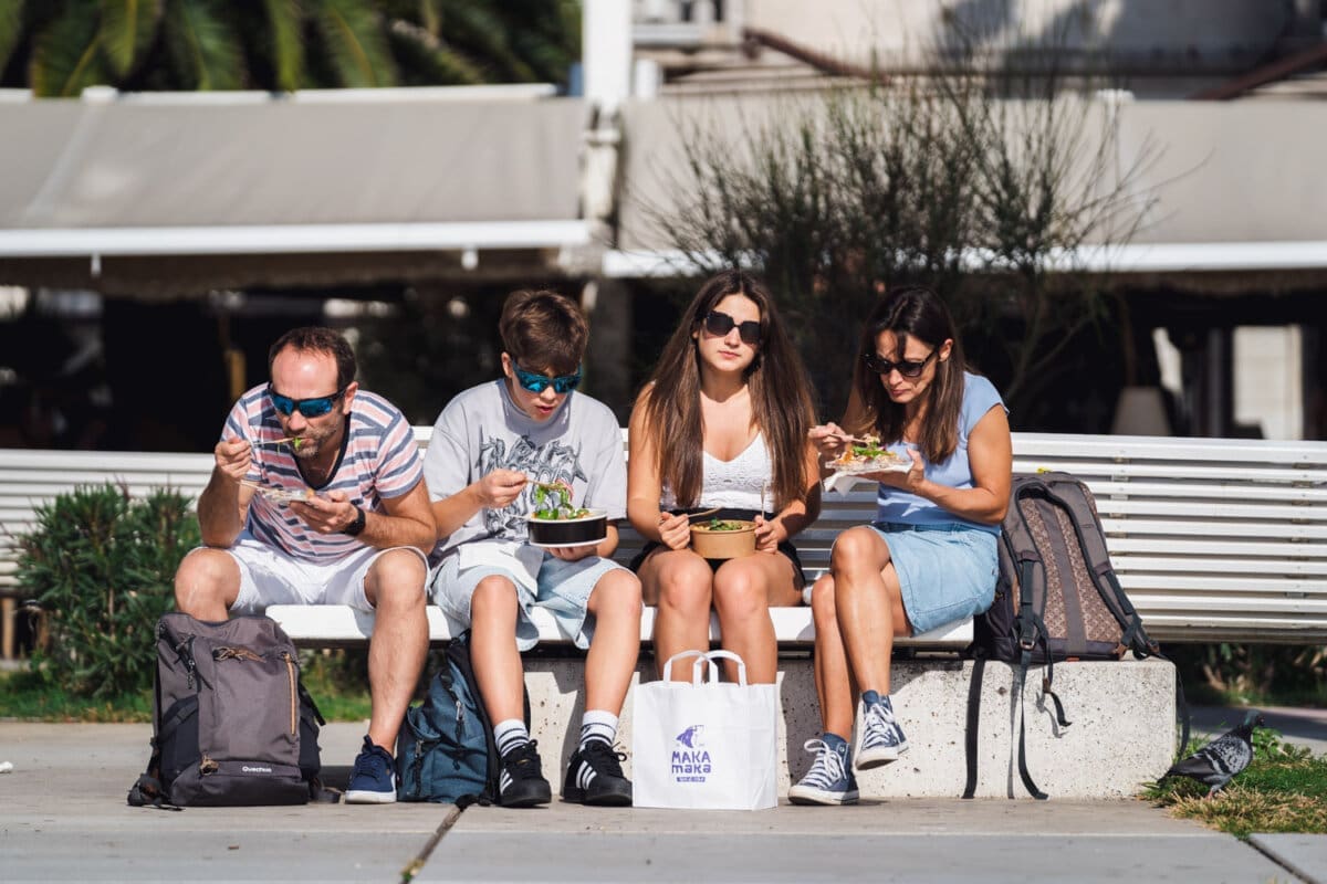 Kuha li itko? Danas se na Rivi na klupama ručalo