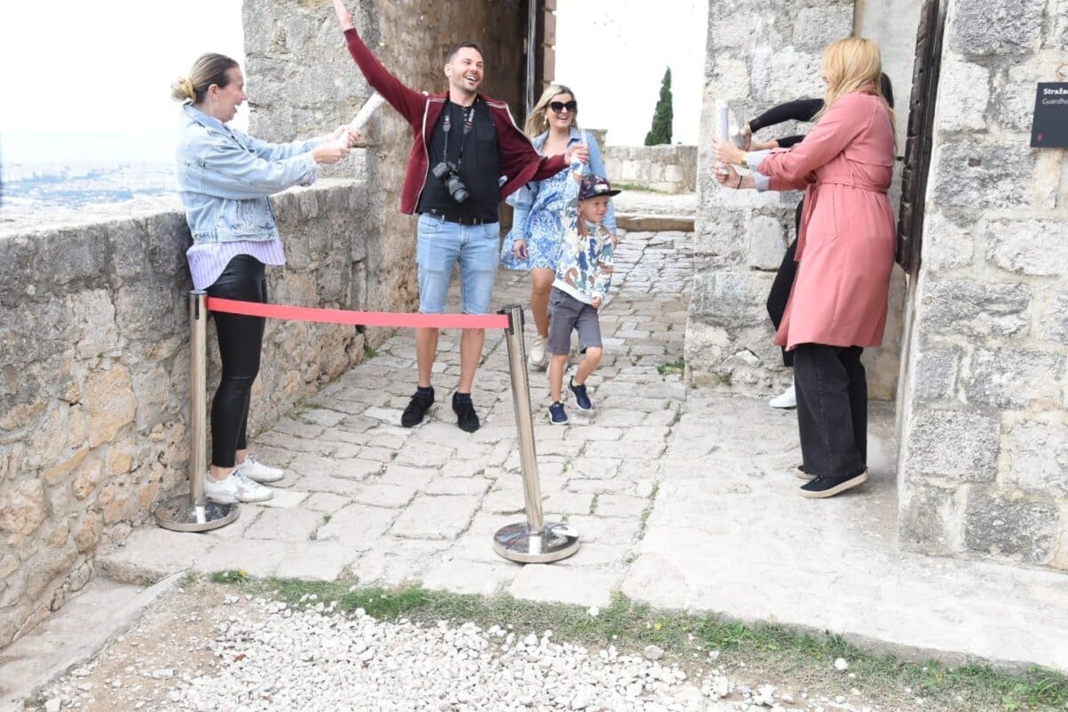 Poljaci ušli na tvrđavu Klis, dočekao ih načelnik i pokloni. Evo o čemu se radi
