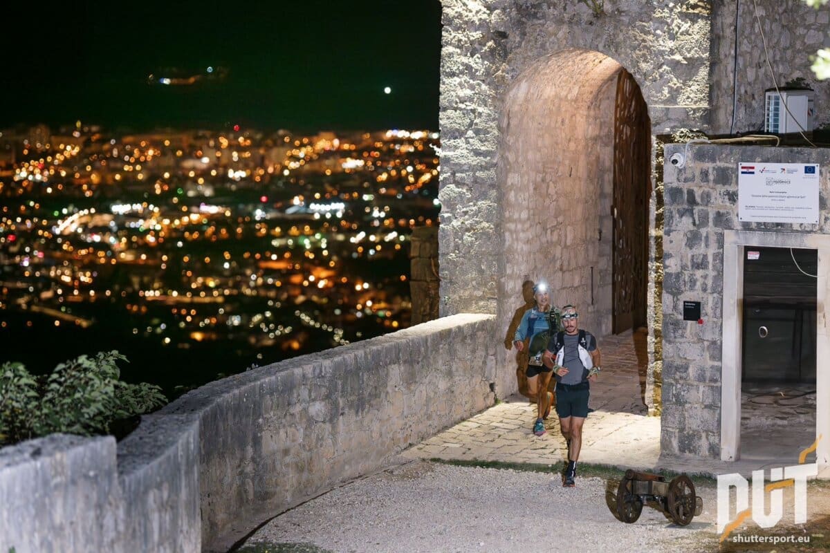 Održano 9. izdanje Dalmacija Ultra Traila, natjecatelji doživjeli spektakl prolaska kroz tvrđavu Klis