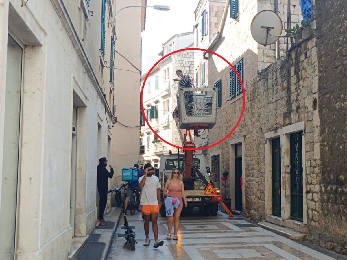 U Splitu počelo postavljanje božićnih ukrasa. No neki građani iz centra grada negoduju. Ovo su nam otkrili...