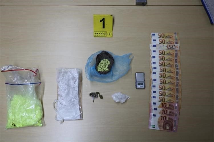 Policija uhitila dilera i mušteriju. Za sve se saznalo jer diler nije isporučio već plaćenu robu