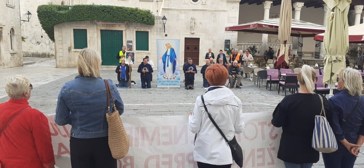 MOLITELJI I OVE SUBOTE NA KOLJENIMA: "Šire se poput metastaza kroz naše društvo. Nova vrsta nasilja nad ženama"