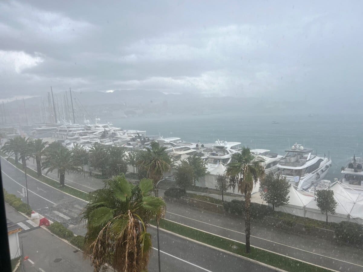 Splićani osjetili jak udar groma, počela je oluja i tuča: "Sve se zatreslo"