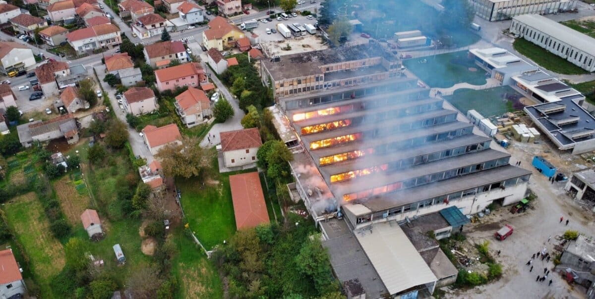 VIDEO Gusti dim iznad Trilja, u cijelosti izgorjela bivša zgrada Cetinke