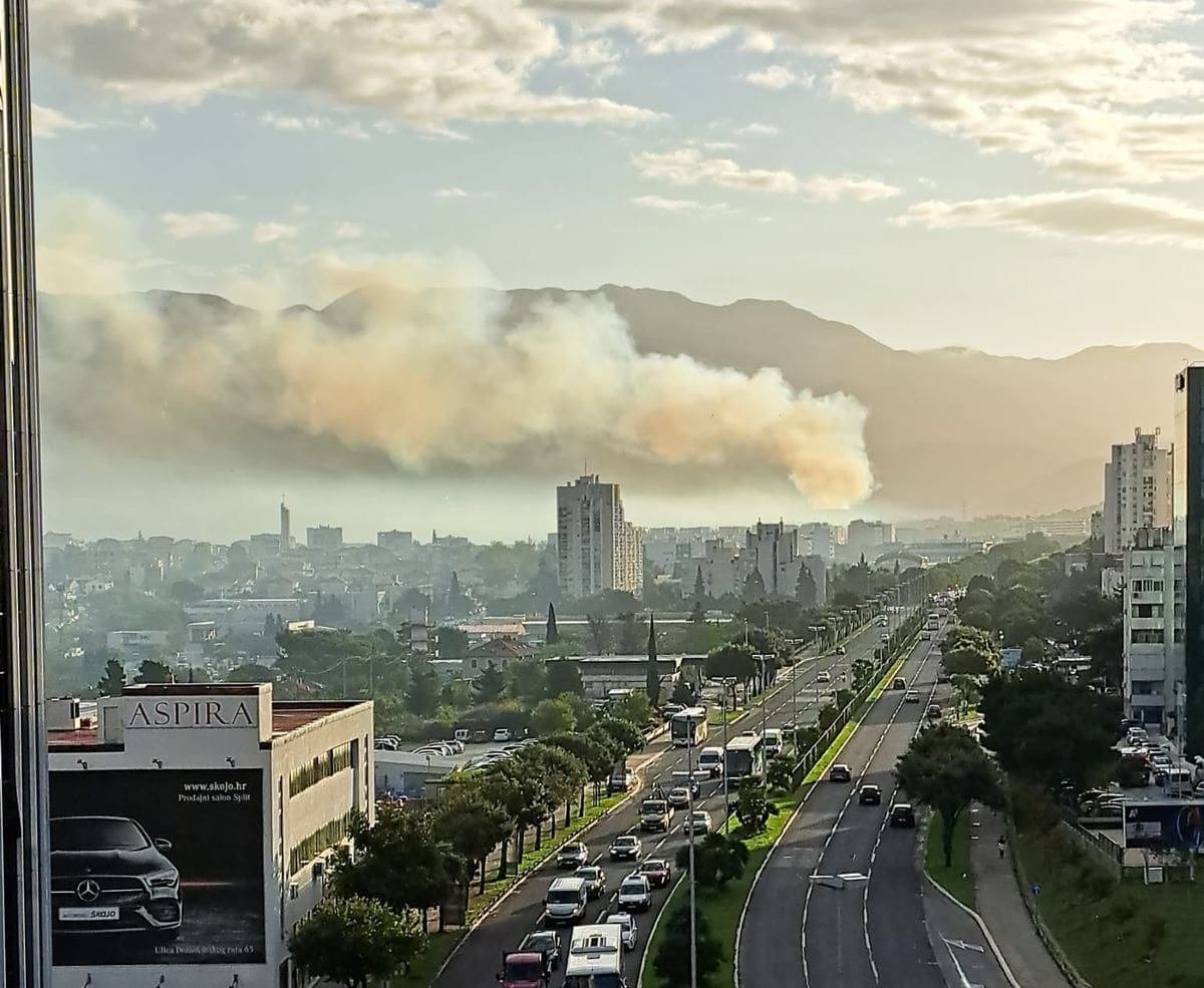 Požar na Karepovcu i dalje aktivan. S odlagališta se širi gusti dim, ali i intenzivan smrad