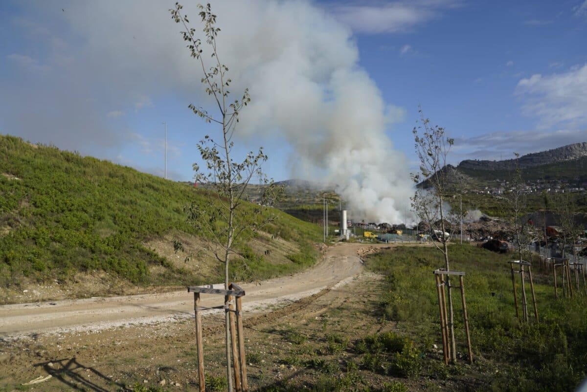 Požar na Karepovcu uzbunio Split, vatrogasci gasili i u Stobreču