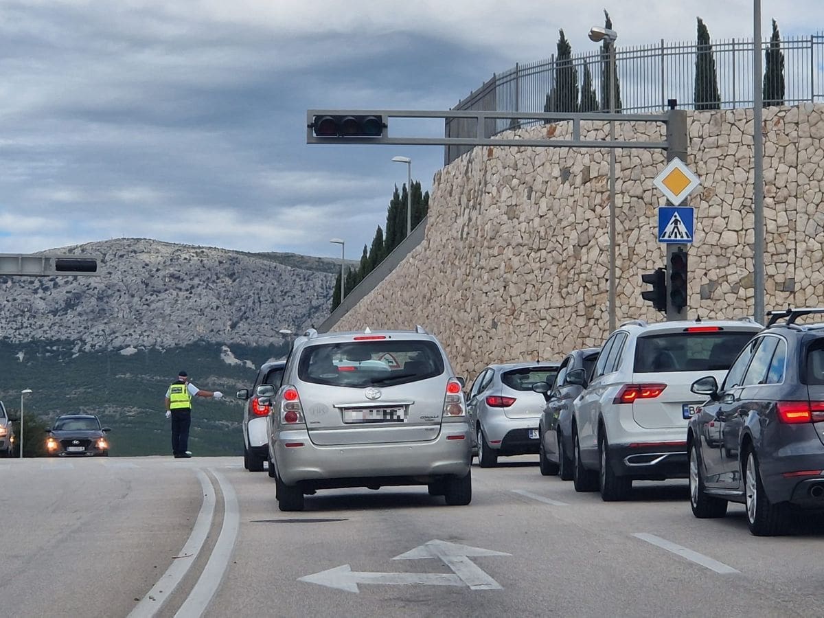 VOZAČI, OPREZ U Lovrinačkoj ulici ne radi semafor
