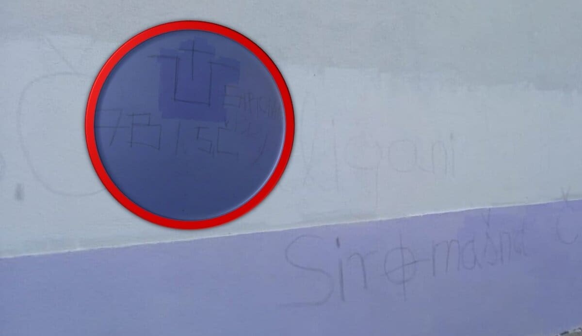 FOTOGALERIJA Užasni natpisi na splitskoj osnovnoj školi. Veći dio fasade je išaran, crtalo se ustaško znakovlje i kukasti križevi. Ravnateljica Smoje: "Pozvali smo policiju"