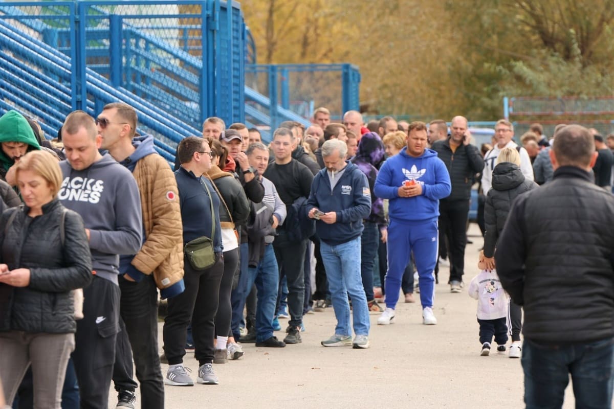 Nije teško pogoditi zašto su ovi ljudi čekali tri sata u redu