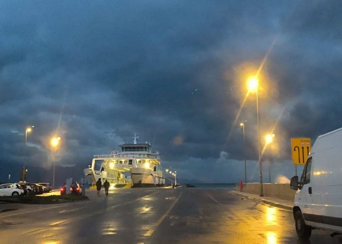 Važna obavijest: Večeras neće isploviti trajekt za Stari Grad na Hvaru
