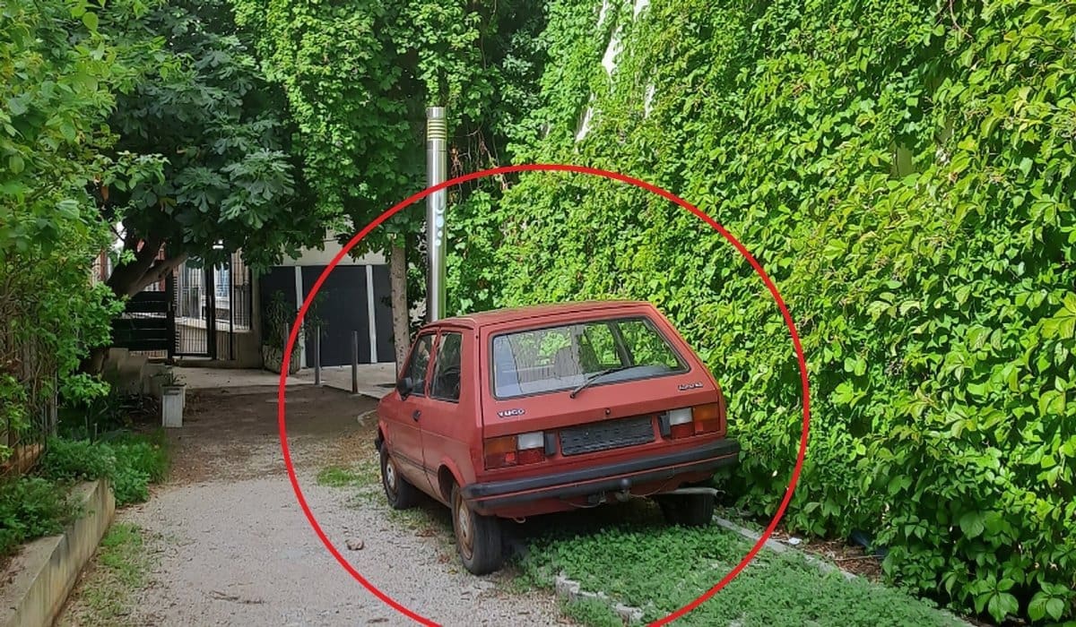Vozilo tjednima stoji na ulici u splitskom kvartu. Nitko ne zna tko je vlasnik automobila: Građani se pobunili, evo što kažu