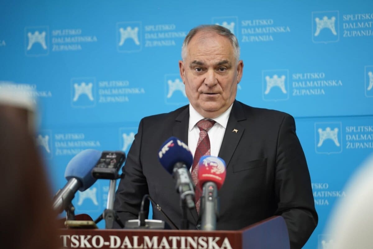 Župan Boban dodijelio prijenosna računala osnovnim i srednjim školama: "Splitsko-dalmatinska županija nesebično ulaže u škole"