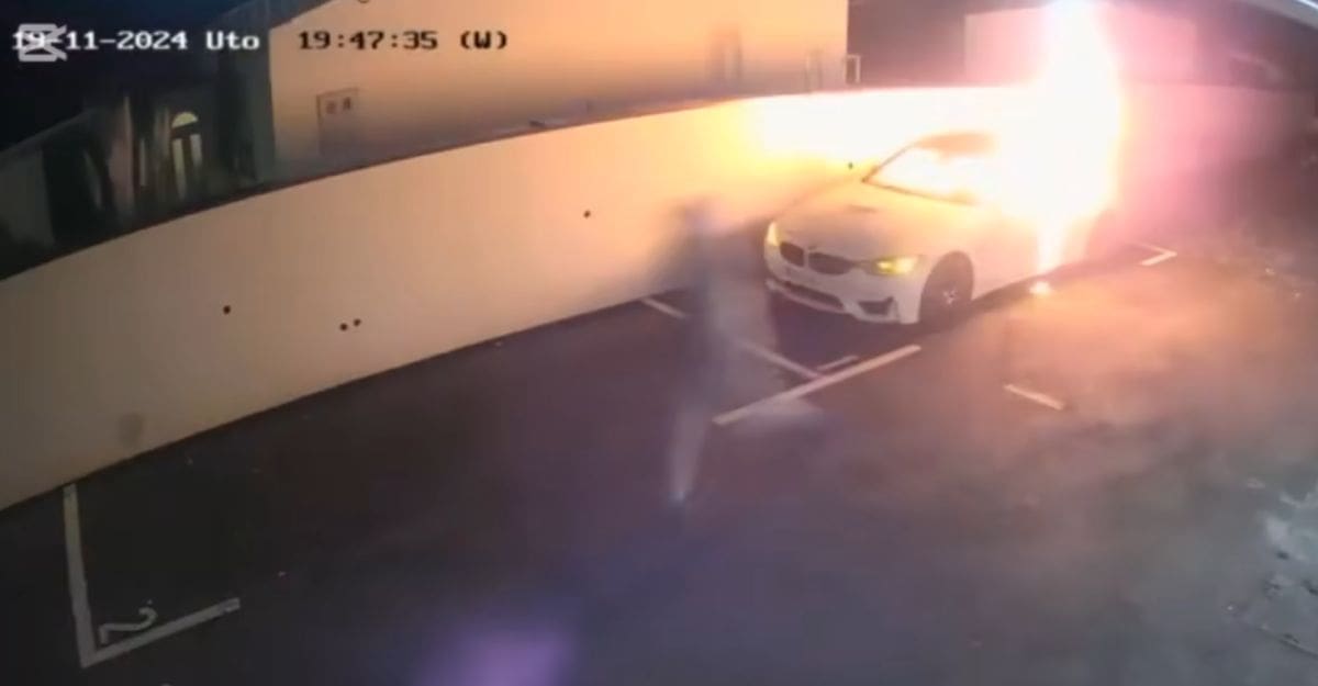 VIDEO Muškarac polio BMW benzinom pa ga zapalio