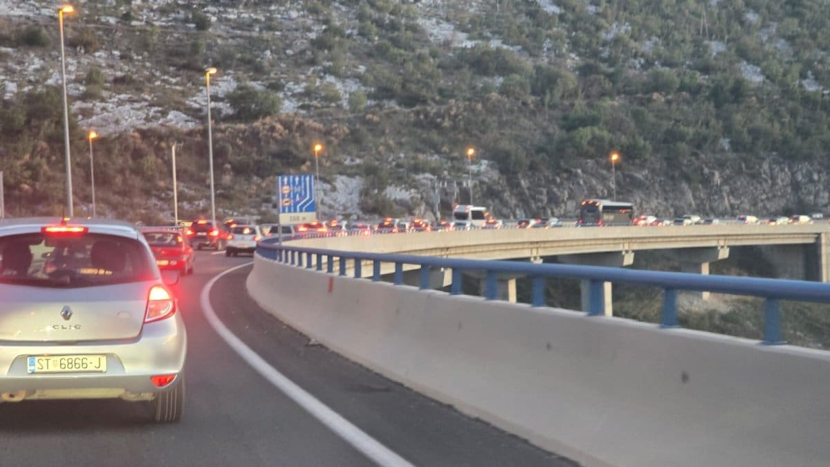 Vozači na rubu živaca, nepregledna kolona niz brzu cestu Solin - Klis