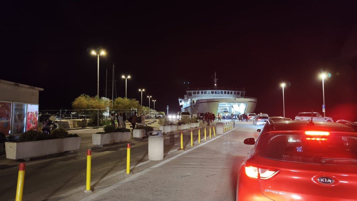 Ogromna gužva u Supetru: 50 auta se nije ukrcalo, isplovit će još jedan trajekt