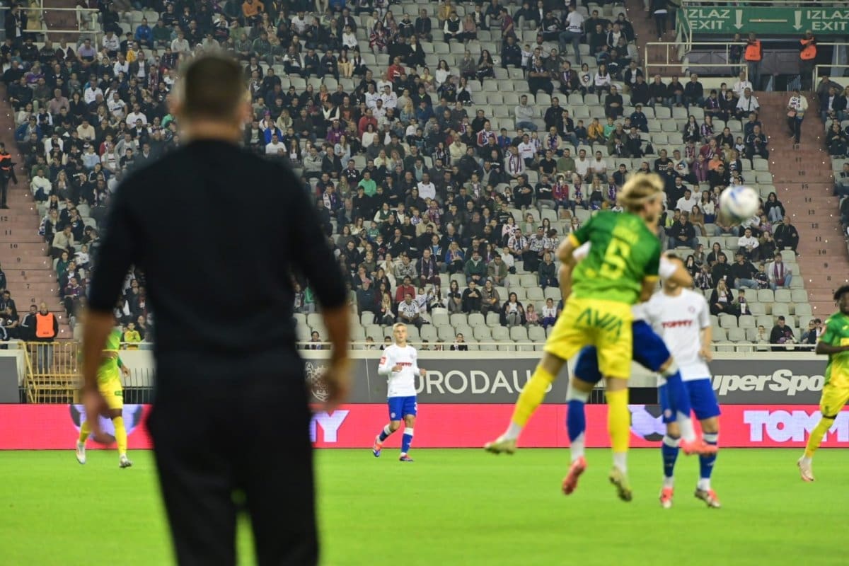IZVJEŠTAJ S POLUVREMENA: HAJDUK – ISTRA 1961 0-0 Bijeli puno opasniji u prvoj dionici utakmice, sudac nedorastao zadatku
