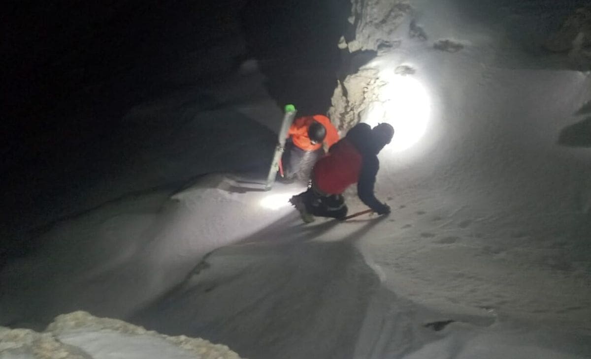 Uspon na Čvrsnici završio dramatičnim spašavanjem: Planinaru ispala skija, skliznuo oko 300 metara niz kuloar i ozlijedio nogu