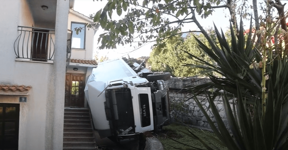 Kamion probio ogradu i sletio u dvorište kuće, jedna osobe ozlijeđena