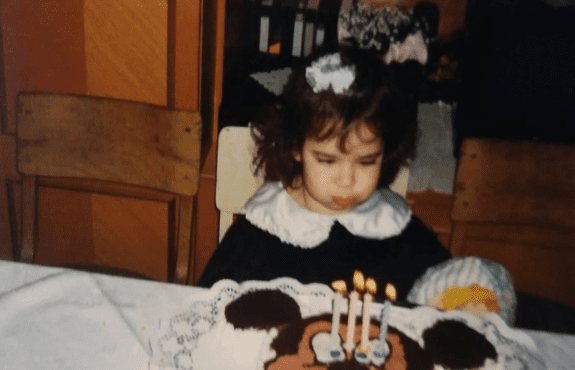 Prepoznajete li tko je ova naša pjevačica s fotografije?