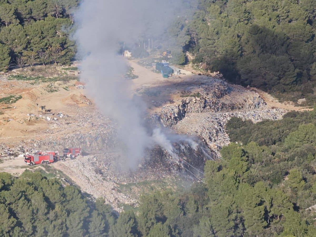 Planulo smetlište u blizini Hvara, na terenu vatrogasci iz Hvara, Staroga Grada i Jelse