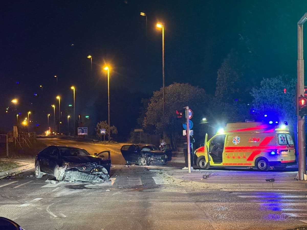 Teški krš u Solinu, automobili uništeni do neprepoznatljivosti. Jedan je od siline udarca odletio u ivičnjak, jedna osoba ozlijeđena