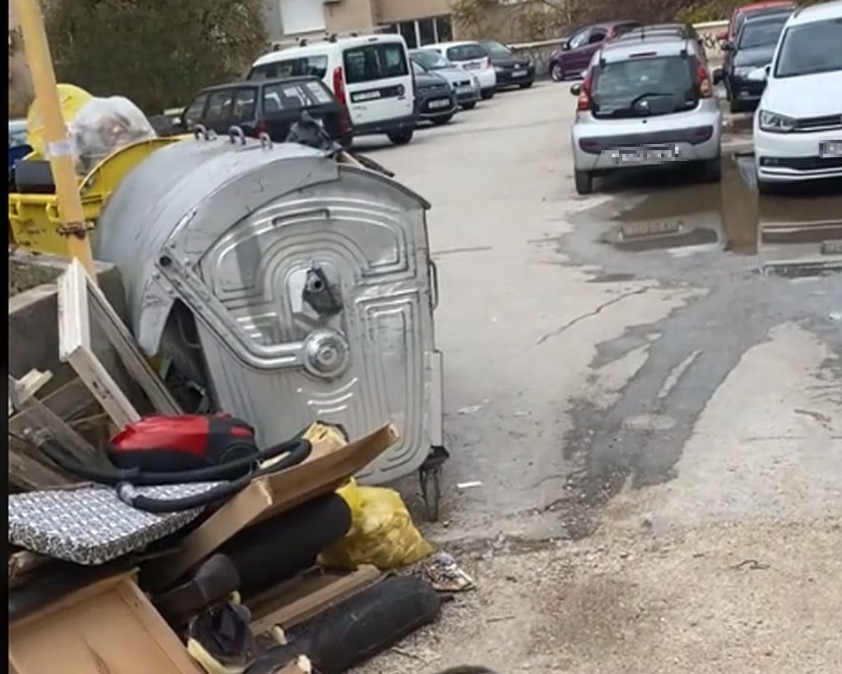 Splićanin "puka" kad je vidio kako izgleda parking u njegovom kvartu: 'Sramota da ja frižan auto na ove kontejnere, da gume probijan vamo'