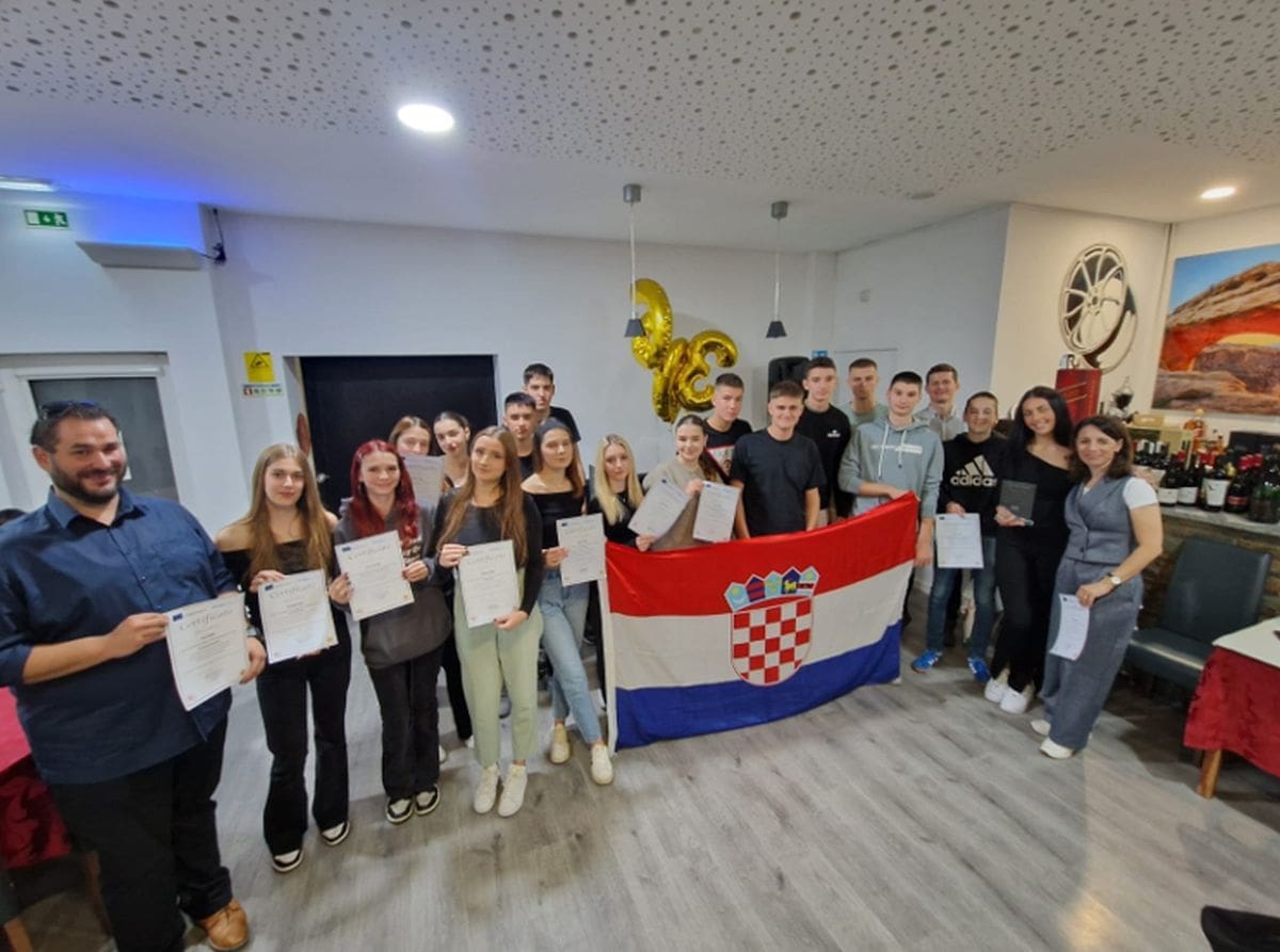 ERASMUS MOBILNOST U PORTUGALU Učenici iz Hvara bili na dvotjednoj stručnoj praksi u Bragi