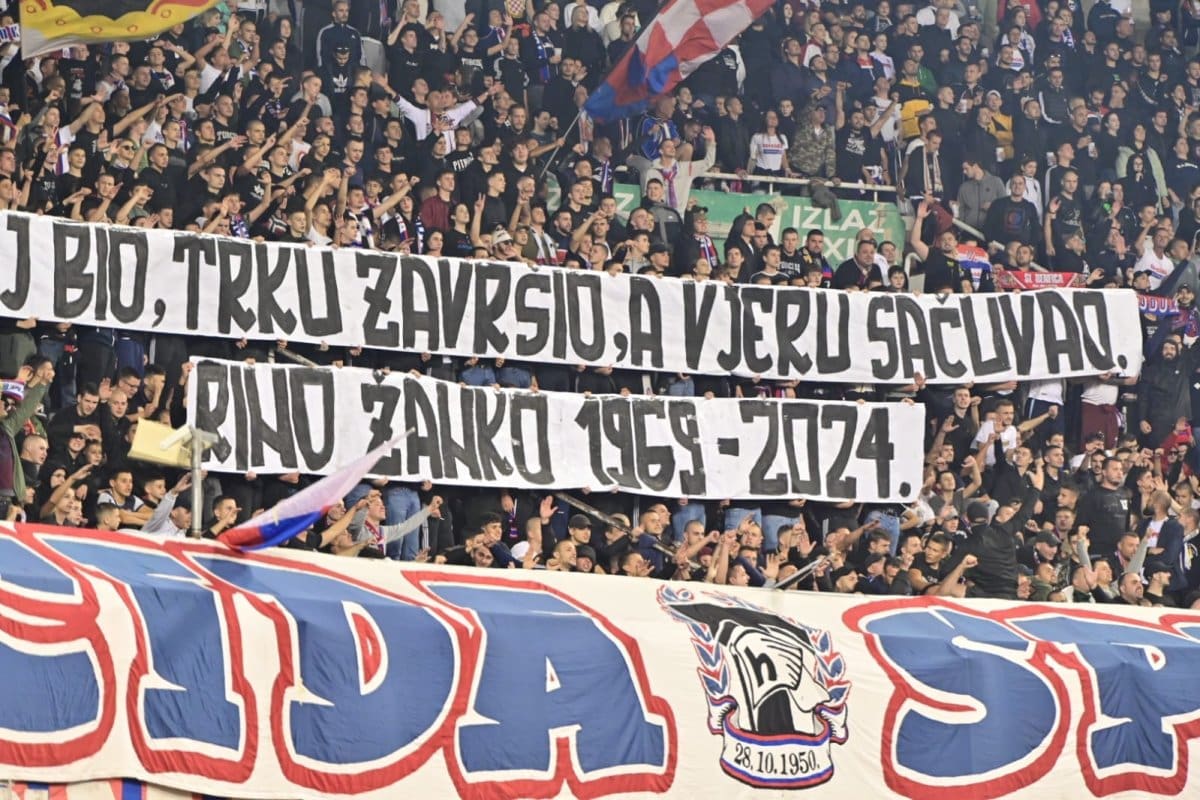 Torcida podigla transparent posvećen preminulom pripadniku 4. gardijske brigade