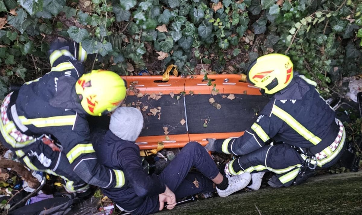 Upao u rupu duboku 2.5 metra, spašavali ga vatrogasci