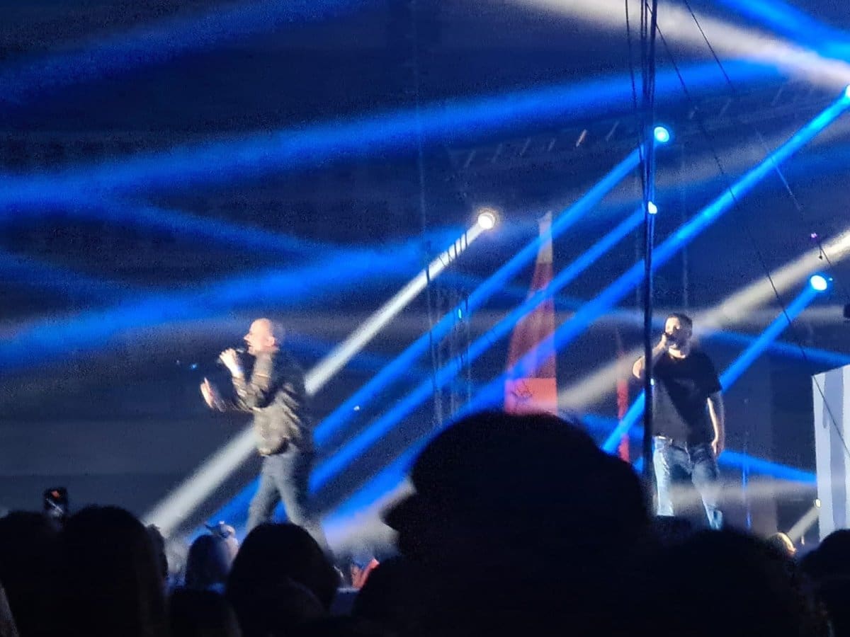 TEŠKI DELIRIJ Grši se na pozornici pridružio Vojko V. 'Mamacita' raspametila publiku