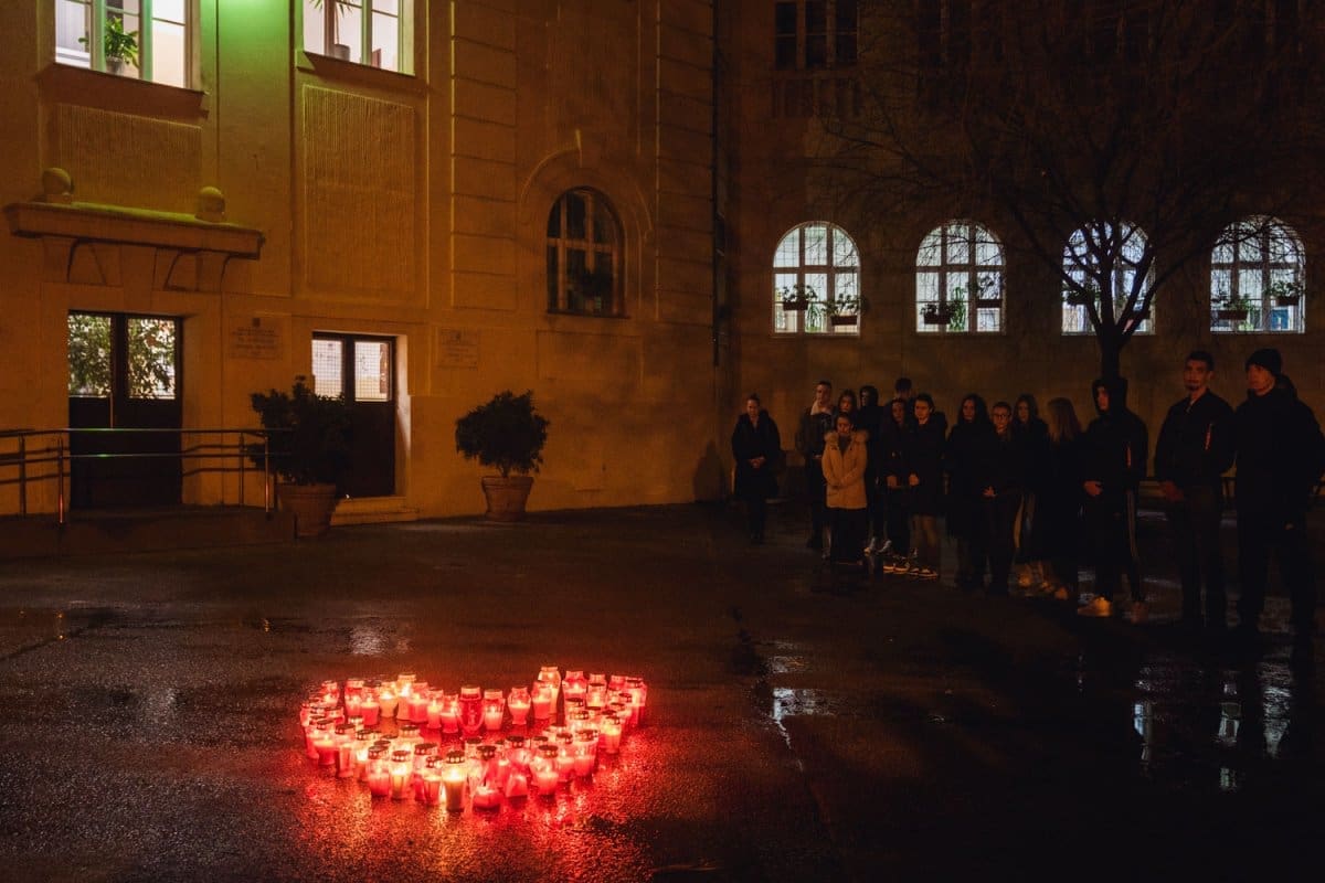 12 23 skole svijece za ubijenog ucenika 12